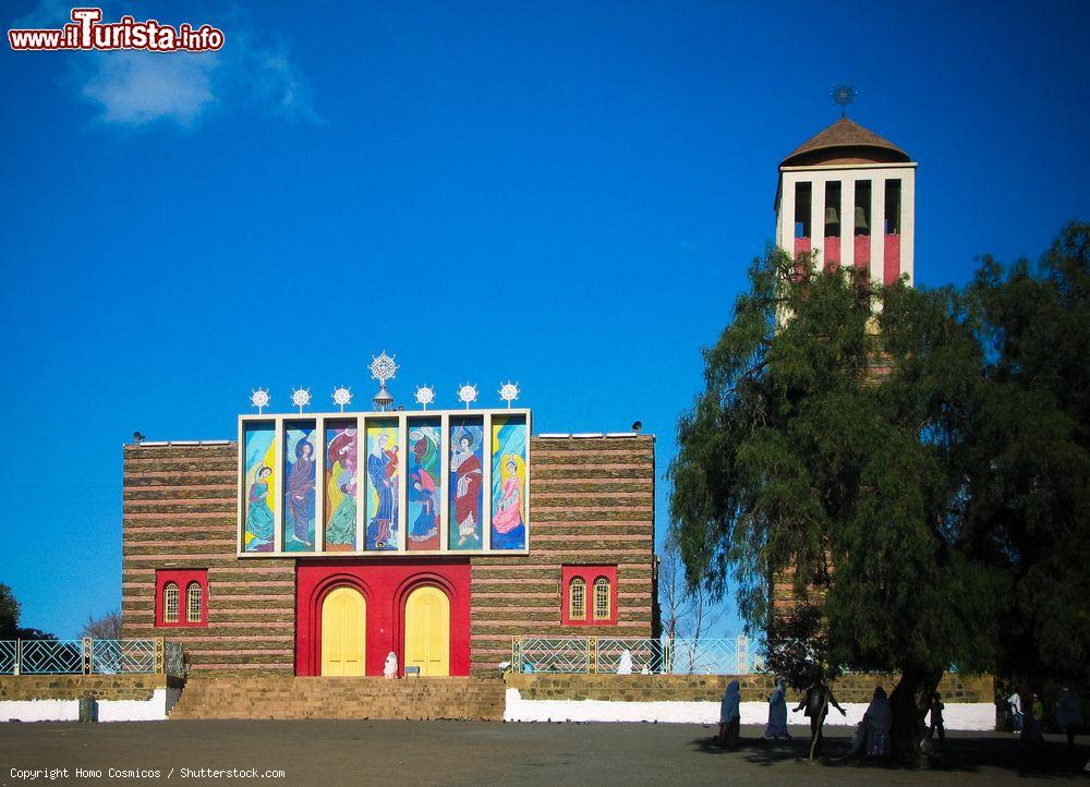 Immagine Vista sulla cattedrale ortodossa di Santa Maria ad Asmara, Eritrea. L'edificio di culto venne edificato durante il periodo coloniale italiano; la facciata è in mattoni rossi e pietre a strisce orizzontali alternate che richiamano i materiali tipici dell'architettura aksumita - © Homo Cosmicos / Shutterstock.com