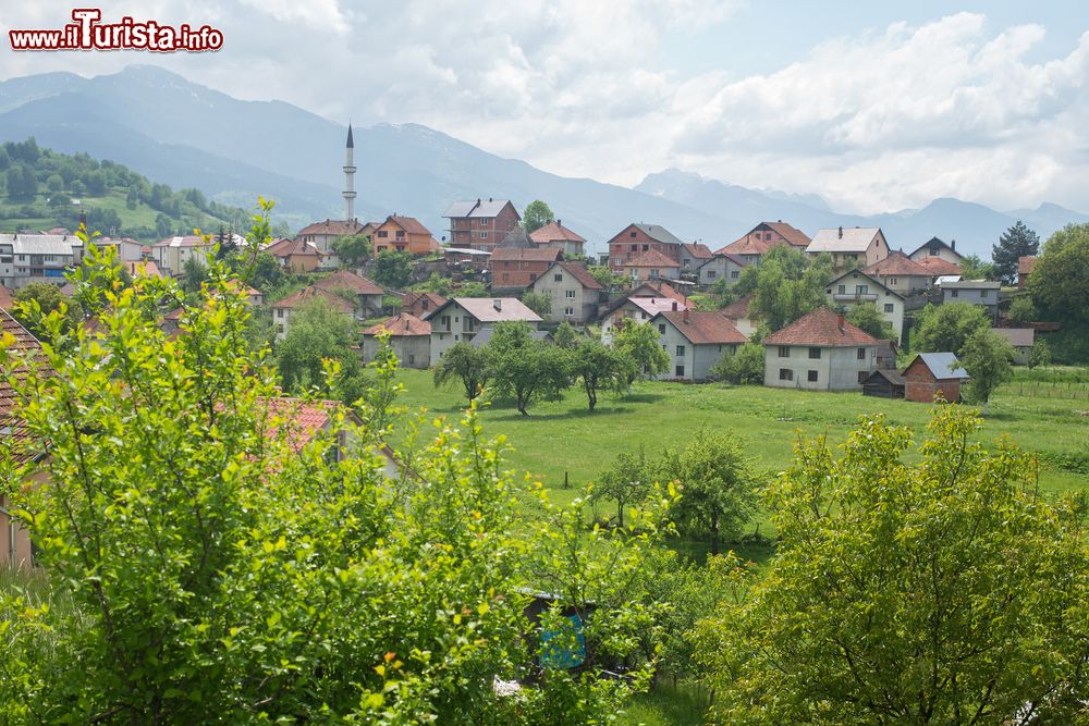 Immagine Vista sulla città di Plav, Montenegro. Questa bella località è celebre per le sue moschee e per il lago.