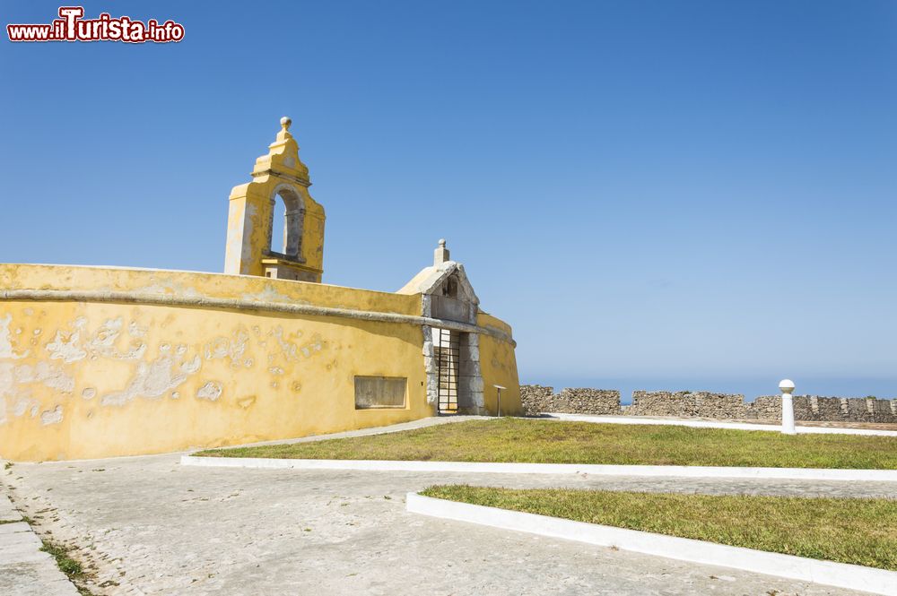 Immagine Vista sulla Cittadella di Peniche, Portogallo. Un bel cielo azzurro sovrasta la fortezza costruita fra il XVI° e XVII° secolo per difendere la costa.