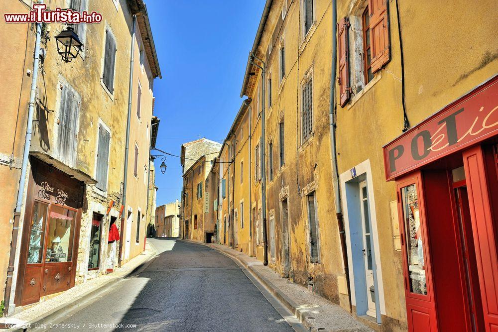 Immagine Vista sulla strada fra le case di Bonnieux, Provenza, Francia. Una passeggiata fra le vecchie viuzze del borgo è il modo migliore per scoprirne gli angoli più suggestivi - © Oleg Znamenskiy / Shutterstock.com