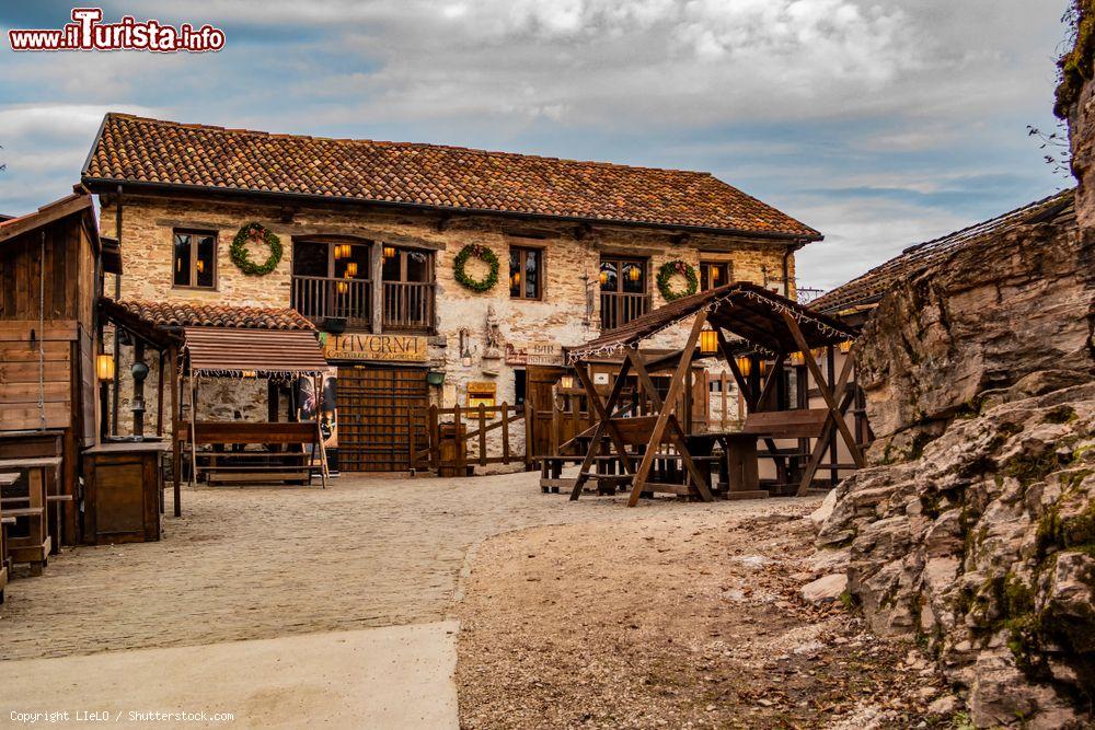 Immagine Vista sulla taverna del castello di Mel, Belluno, al calar del sole - © LIeLO / Shutterstock.com