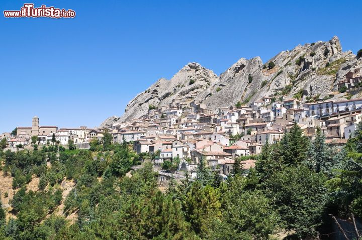 Immagine Immersa nella natura della Basilicata centrale, la cittadina Pietrapertosa è uno dei borghi più belli della lucania - © Mi.Ti. / Shutterstock.com