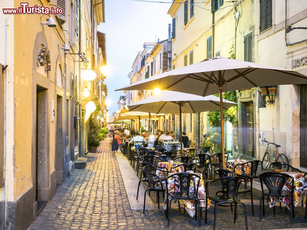 Immagine Vita cittadina nel centro di Castel Gandolfo, Lazio.