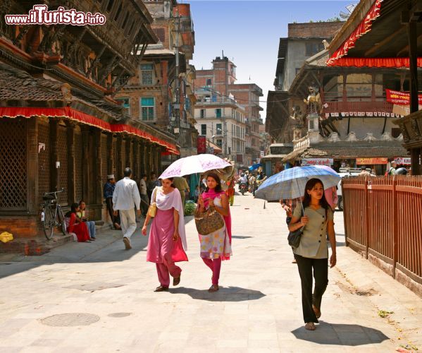 Immagine Vita di tutti i giorni nelle strade di Kathmandu, Nepal. Una scena di vita quotidiana fotografata lungo le vie del centro città su cui si affacciano edifici e palazzi di ogni stile - © Dhoxax / Shutterstock.com