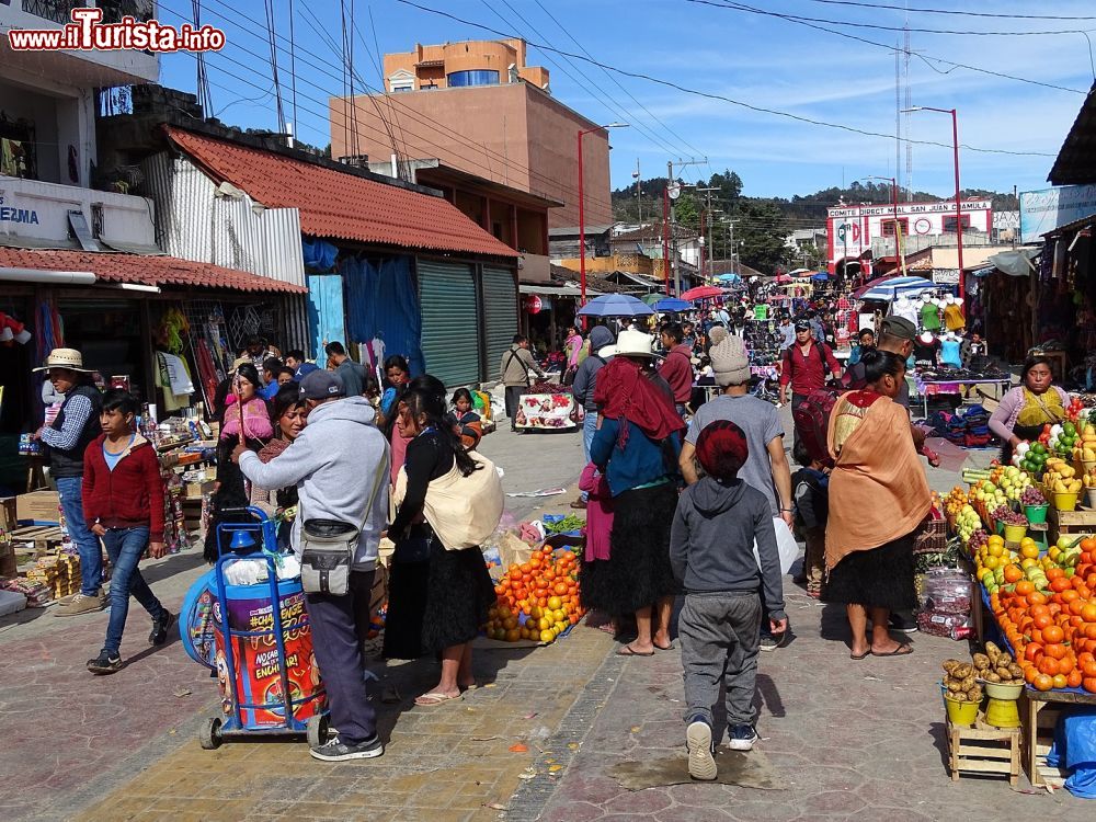 Immagine La vita nelle strade di San Juan Chamula, un villaggio maya tzotzil in Chiapas (Messico).