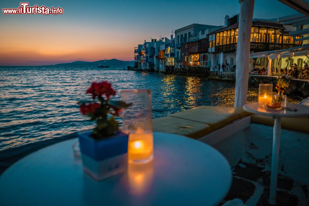 Immagine Vita notturna a Mykons in Grecia, un locale in riva al mare Egeo
