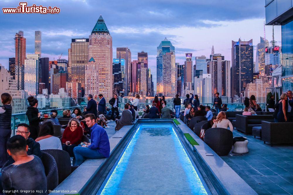 Immagine Vita notturna a New York CIty: un rooftop bar - © Gregorio Koji / Shutterstock.com
