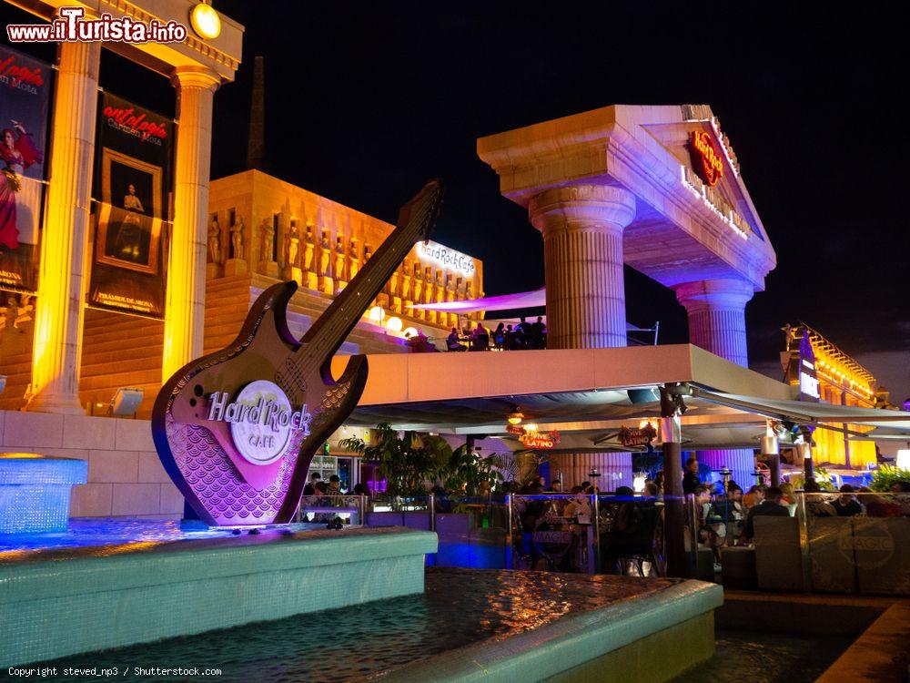 Immagine Vita notturna a Tenerife: l'Hard rock cafe a Playa De Las Americas - © steved_np3 / Shutterstock.com