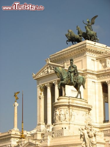 Immagine Un dettaglio del Vittoriano: Il monumento nazionale a Vittorio Emanuele II, nella foto in alto la Quadriga con Vittoria alata, in primo piano la statua equestre raffigurante il Re e a sx in secondo piano la statua della Vittoria con palma e serpente.