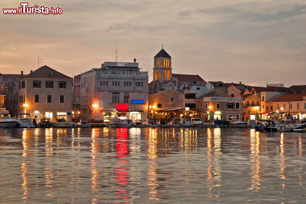 Immagine Vodice, Croazia: la cittadina vista dal mare Adriatico con le luci del crepuscolo.