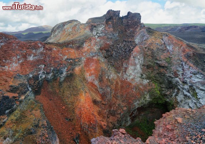 Immagine Il vulcano Chico sull'isola di Isabela alle Galapagos. Ribattezzato così dalla popolazione locale, questo vulcano è una crepa del più grande Sierra Negra, situato sulla sua parte esterna del fianco nord. Da qui sono scaturite ben tre eruzioni nel corso del XX° secolo: nel 1953-54, nel 1963 e nel 1979-80 - © Marisa Estivill / Shutterstock.com