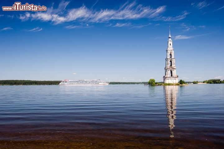 Immagine Crociera sul Volga: campanile di Kalyazin - © Ivan Pavlov / shutterstock.com
