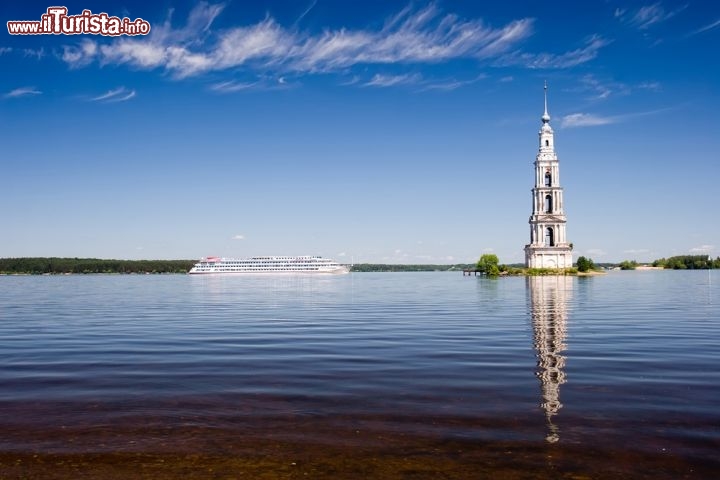Immagine Crociera sul Volga: campanile di Kalyazin - © Ivan Pavlov / shutterstock.com