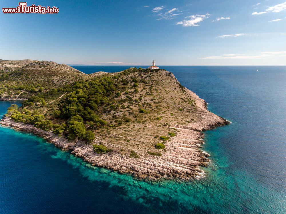 Immagine Volo con drone sul Faro di Struga, isola di Lagosta in Croazia