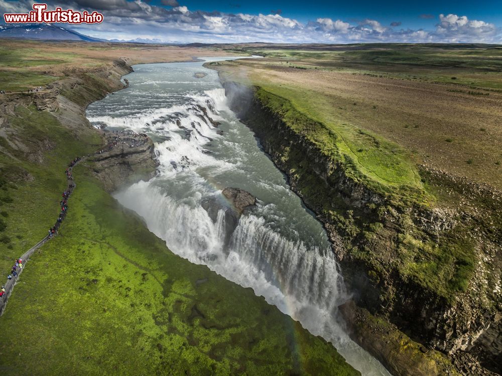 Immagine Volo con un drone sulla Cascata Gulfoss la più grande in Islanda come portata d'acqua