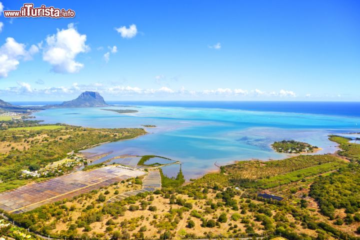 Immagine In elicottero sorvolando l'isola di Mauritius - Nota per la sua eccezionale bellezza naturalistica, quest'isola appartenente all'arcipelago delle Mascarene, è circondata da una barriera corallina che nel tempo ha creato la sabbia bianca delle sue spaigge. E' famosa per le acque turchesi e per i suggestivi rilievi montuosi che fanno da sfondo al paesaggio © Robert Mandel / Shutterstock.com