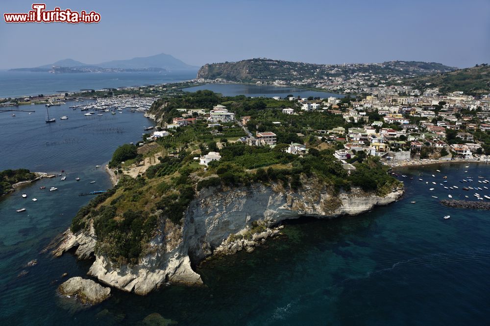 Immagine Volo panoramico sulla città di Bacoli in Campania