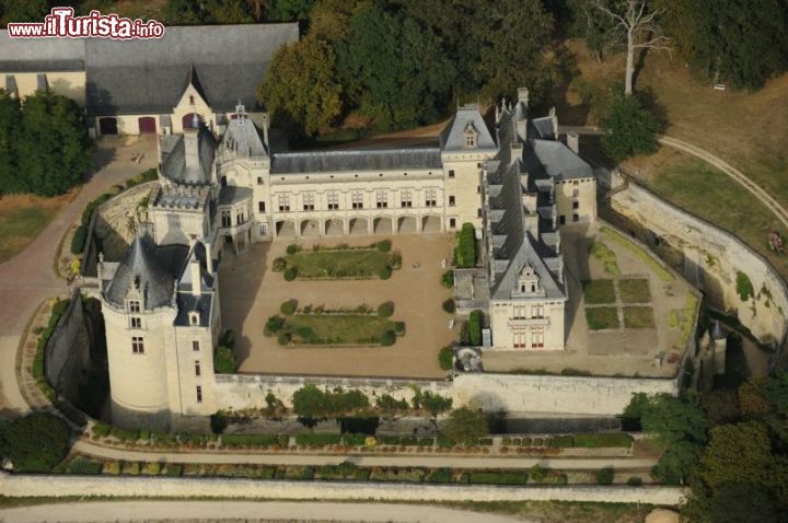 Immagine Un volo panoramico sul Castello di Brézé consente di poter ammirare la splendida architettura rinascimentale immersa in un paesaggio di limpida bellezza - © www.chateaudebreze.com