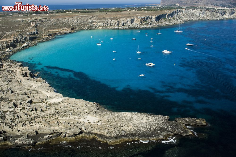 Immagine Volo spettacolare sulle acque turchesi di Cala Rossa aFavignana, Isole Egadi