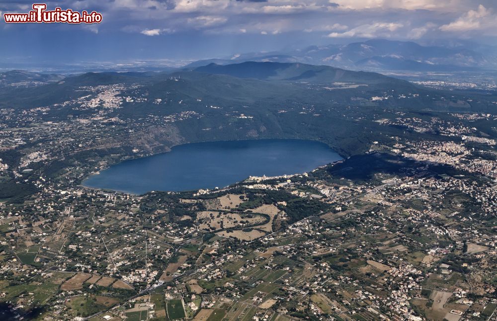 Immagine Vista aerea del Lago Albano: volo sui Castelli Romani intorno a Castel Gandolfo