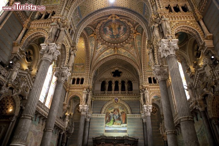 Immagine La volta decorata nella navata centrale della basilica di Notre-Dame de Fourviere a Lione, Francia - © posztos / Shutterstock.com