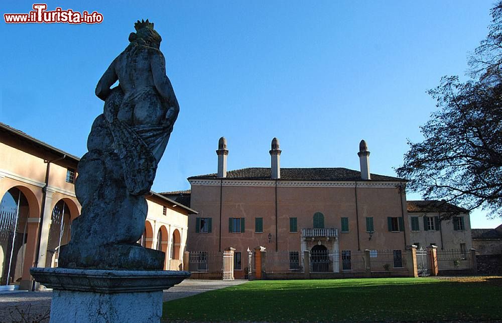 Immagine Volta Mantovana, Lombardia: veduta esterna del  Palazzo Gonzaga Guerrieri - © Massimo Telò, CC BY-SA 3.0, Wikipedia