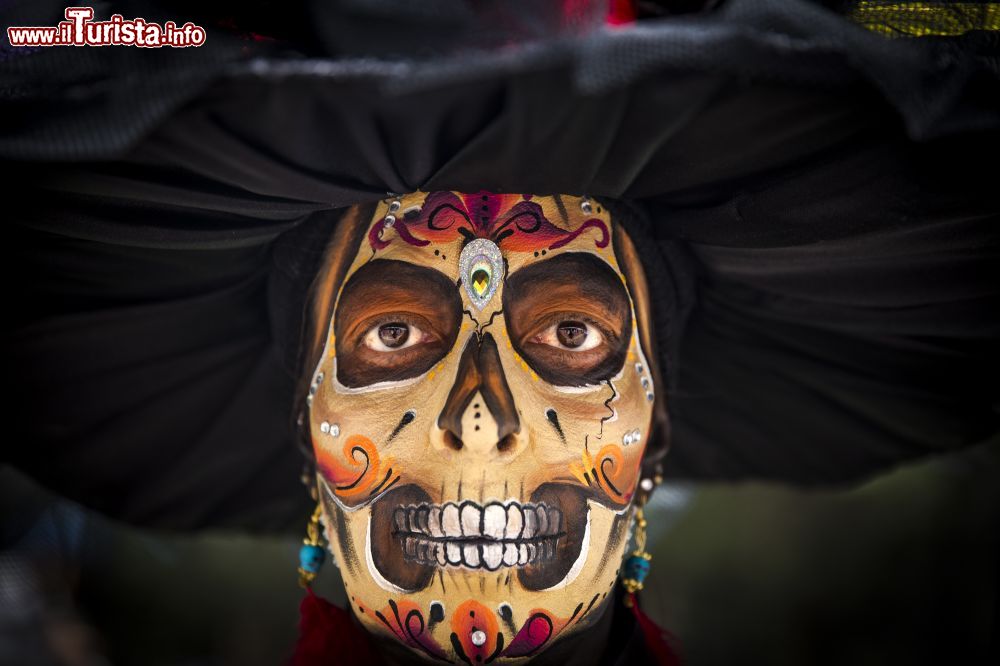 Immagine Lo splendido volto dipinto di una Catrina alla sfilata del Día de Muertos nelle strade della capitale messicana.