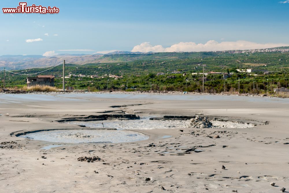 Immagine Vulcano di fango nei dintorni di Paternò in Sicilia