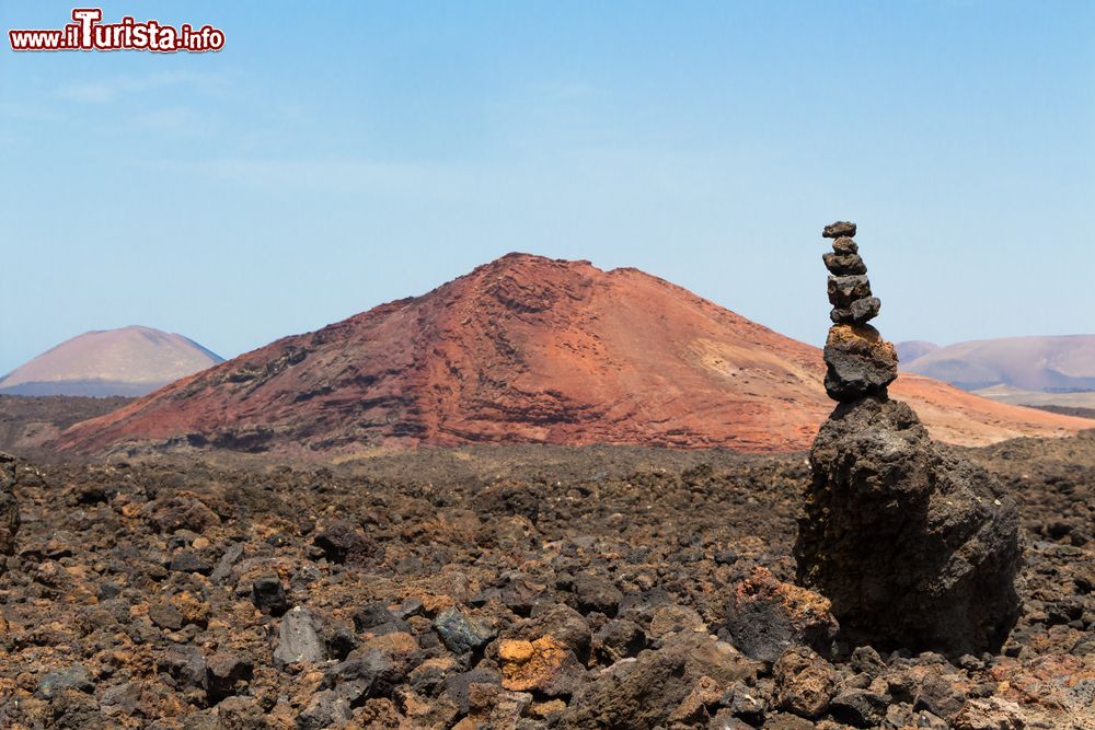 Immagine Uno dei vulcani che sorgono sull'isola di Lanzarote (Canarie) Se ne contano almeno 140 sul territorio.