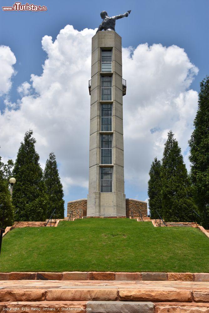 Immagine Vulcano, la più grande statua di ghisa al mondo, a Birmingham, USA. E' alta circa 17 metri e raffigura il dio romano Vulcano, dio del fuoco e della fucina. E' stata realizzata nel 1904 - © Ritu Manoj Jethani / Shutterstock.com