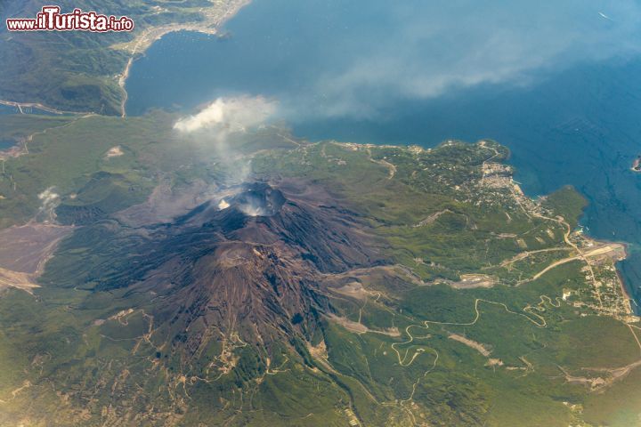 Immagine Il vulcano Sakurajima fa parte della caldera di Aira, un Supervulcano quiescente del Giappone - © skyearth/ Shutterstock.com
