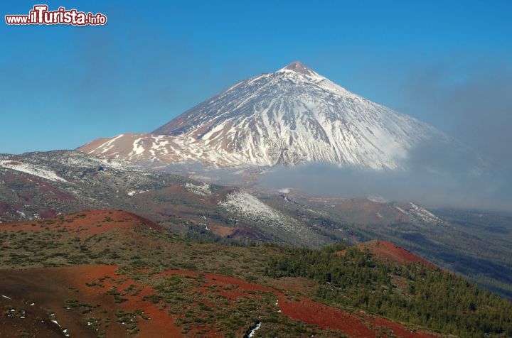 Immagine Tenerife: la cima innevata del vulcano Teide, che domina l'omonimo Parco Nazionale nelle Isole canarie, in Spagna - foto © nulinukas /Shutterstock.com