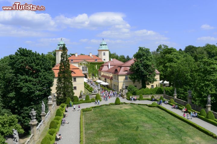 Immagine Una veduta del giardino e di una parte del complesso del castello di Ksiaz. La fortezza fu costruita sul finire del XIII secolo passando sotto il controllo di numerosi proprietari fino al 1991, quando è diventato di proprietà del Comune di Walbrzych - foto © ppart / Shutterstock.com