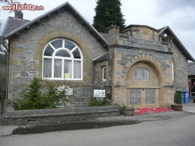 Immagine War memorial Hall a Fort Augustus, in Scozia - Questo significativo monumento ai caduti, noto anche come Territorial Drill Hall, è situato sul Canal Side di Fort Augustus ed è dedicato alle vittime scozzesi della Prima Guerra Mondiale; progetto e costruzione risalgono al 1913.  