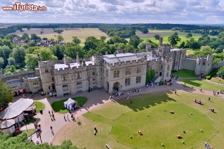 Immagine Castello di Warwick, Inghilterra - Adagiato su una falesia di arenaria e su un'ansa del fiume Avon, Warwick Castle è un'importante attrazione turistica visitata ogni anno da decine di migliaia di persone provenienti da tutto il mondo. Il fiume, che scorre sotto il castello sul lato est, ha eroso la roccia formando un dirupo che costituisce da sempre una difesa naturale rendendolo strategicamente importante. Considerato uno dei più bei castelli medievali dell'Inghilterra, questa fortezza imponente si erge su un terreno che fu fortificato per la prima volta da Guglielmo il Conquistatore nel 1068. I suoi giardini si estendono su una superficie di circa 64 acri. Magnificamente conservato, di questo castello se ne possono visitare le torri, i bastioni, gli appartamenti vittoriani e altre sale © GTS Productions / Shutterstock.com