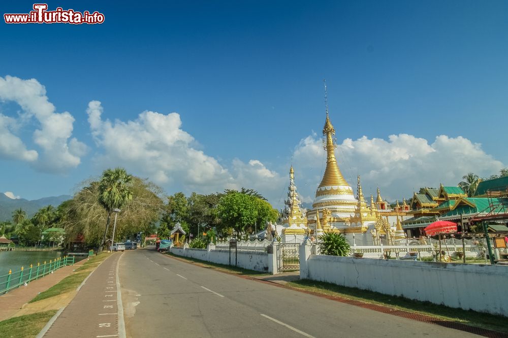 Immagine Wat Chong Kham a Mae Hong Son, Thailandia: una suggestiva veduta del tempio in una giornata di sole.