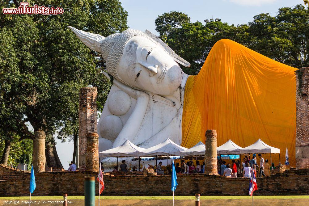 Immagine Wat Phra Khun Inthapramun a Ang Thong, Thailandia. Questo antico tempio della provincia di An Thong, nel centro della Thailandia, si trova in mezzo ai campi di riso a circa 11 km dalla città di Ang Thong. E' la più grande e lunga statua distesa del Buddha del paese - © piyaphun / Shutterstock.com