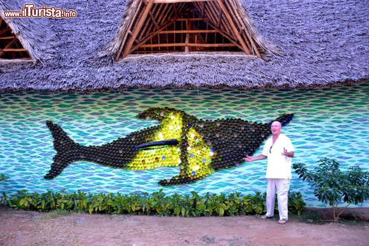 Immagine Watamu Waste Recycling Centre: la Watamu Marine Association promuove progetti di sviluppo sostenibile nella cittadina e nei villaggi circostanti. In questa foto il signor Steve Trott, responsabile dell'associazione, illustra il progetto del Waste Recycling Centre.