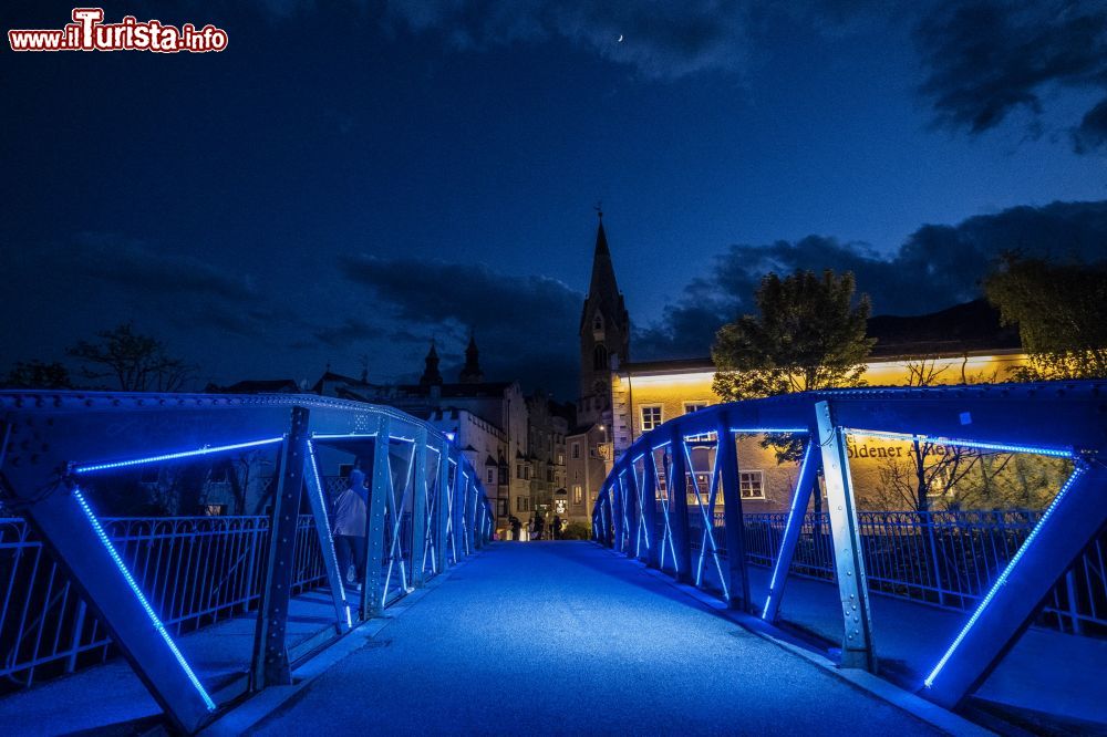 Immagine Water Light Festival 2019:  Ombre di libertà di Matteo Oliva Mariano De Tassis - © Pierluigi Orler / www.brixen.org