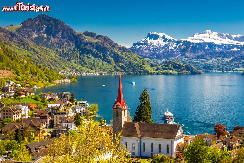 Immagine Battelli sul Lago di Lucerna (Vierwaldstatersee) visti dal villaggio di Weggis. Sullo sfondo il monte Pilatus e delle Alpi svizzere vicino alla famosa città di Lucerna (Lucerna), Svizzera. Il monte Pilatus è un paradiso escursionistico: sino alla cima si può arrivare con la cremagliera più ripida del mondo (48%)