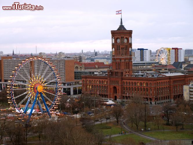 Immagine Weihnachtszeit, il mercatino di Natale di fronte al Municipio (Rathaus) di Berlino - © Nataliia Kasian / Shutterstock.com