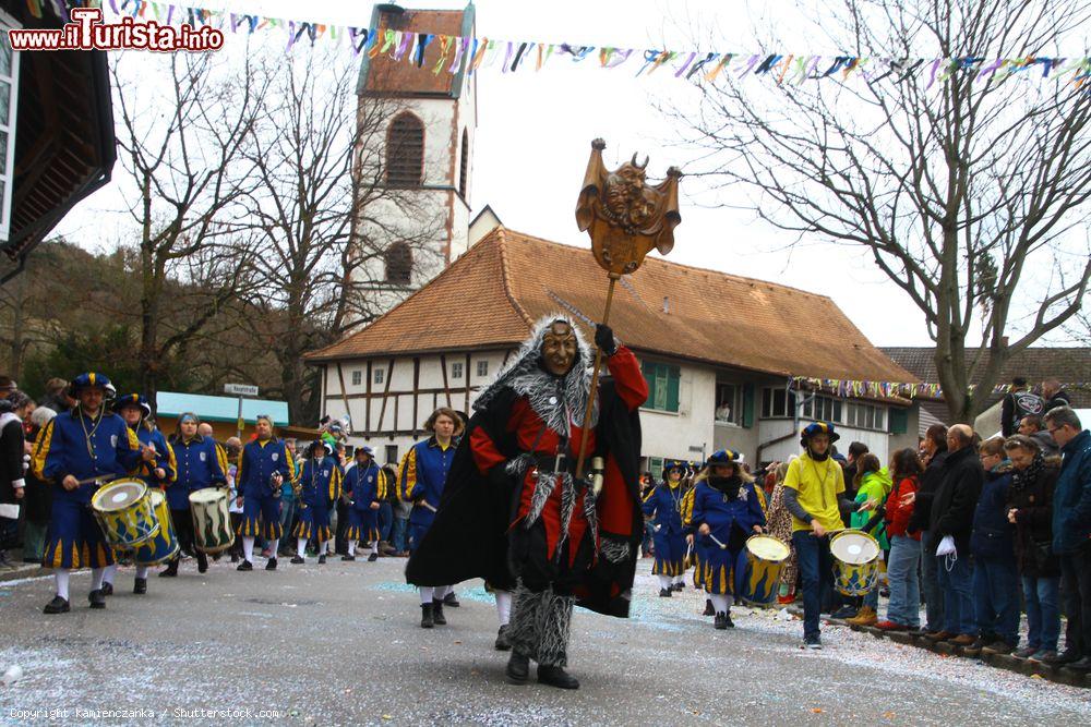 Immagine Weil am Rhine, la parata Fastnacht che fa parte della tradizione della vicina Basilea. Siamo in Germania - © kamienczanka / Shutterstock.com