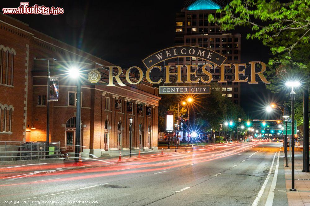 Immagine Welcome a Rochester, stato di New York (USA): il cartello di benvenuto lungo South Clinton Avenue fotografto by night - © Paul Brady Photography / Shutterstock.com