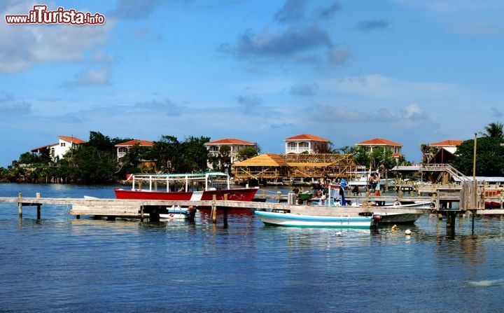 Immagine West End a Roatan, Honduras - E' pressochè l'unica località di Roatan dove si possono trovare botteghe e negozi di souvenir oltre che ristoranti per trascorrere serate all'insegna del divertimento durante i week end. In questa immagine la marina di West End © Brian Lasenby / Shutterstock.com