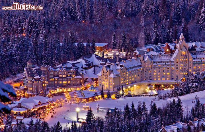 Immagine La località sciistica di Whistler in Canada, durante una serata invernale coperta di neve