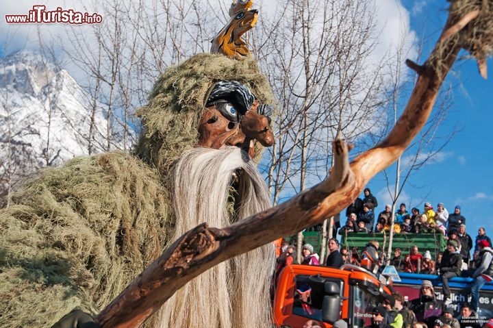 Immagine Uno dei Wilden alla sfilata del Schleicherlaufen a  Telfs il Carnevale più famoso del Tirolo in Austria - © Andreas Willinger