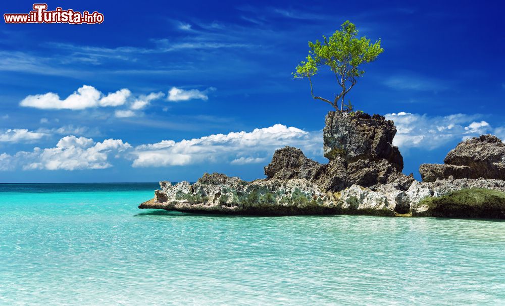 Immagine Lo scoglio detto "Willy's rock" sulla White Beach di Boracay, la spiaggia più grande e frequentata dell'isola.