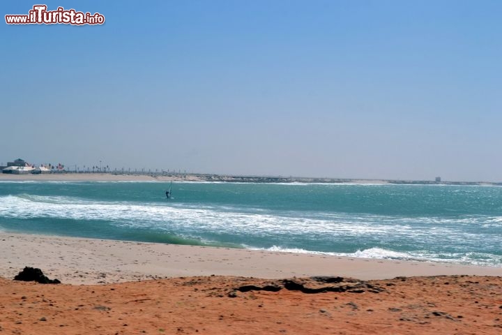 Immagine Windsurf presso Foum el Bouir, Dakhla: siamo sul versante atlantico della penisola, pochi km a nord del centro di Dakhla, in un'enorme spiaggia frequentata quasi esclusivamente dai surfisti.