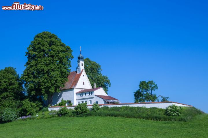 Immagine Cappella di Wolfegg nei dintorni di Weingarten, Germania - La graziosa chiesetta del comune di Wolfegg nel land del Baden-Wurttemberg © msgrafixx / Shutterstock.com