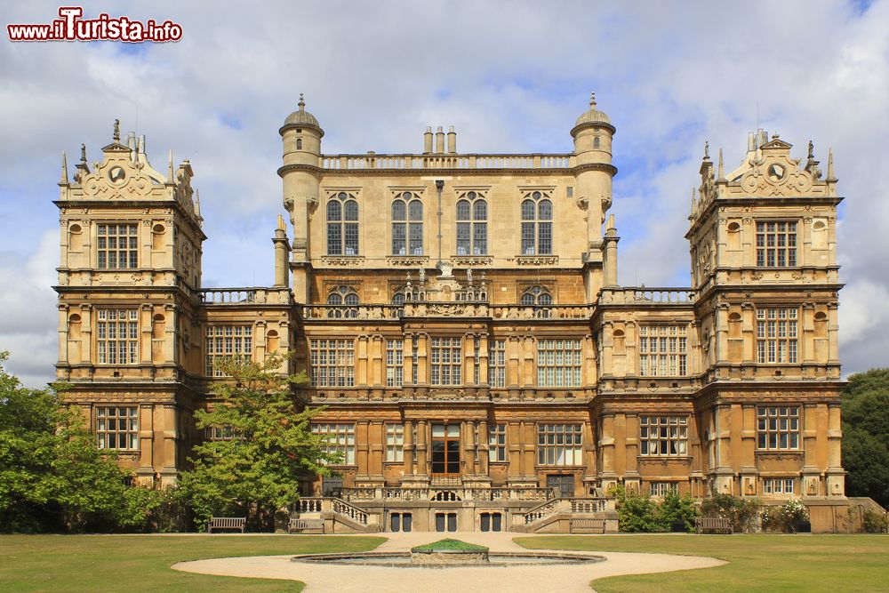 Immagine Wollaton Hall nei pressi di Nottingham, Inghilterra. Questa casa di campagna sorge su una collina nelle vicinanze della città inglese. Venne costruita per volere di Sir Francis Willoughby fra il 1580 e il 1588.